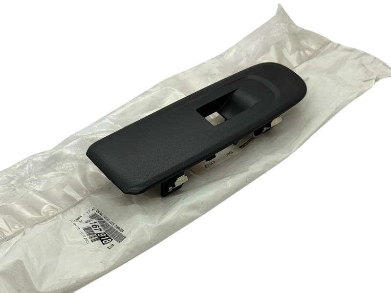 98167918ZD Cam Dügme Çerçeve Sag