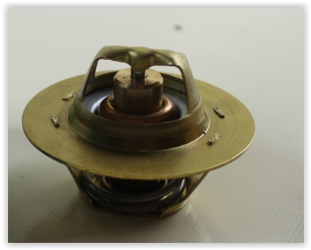 ZTH1070 Termostat 83 C Citroen Xantia 1.8 1993-1998 / Xsara 1.8 1997-2005 / Peugeot 205 1.6 1983-1998 / 306 1.8i 1993-2002 / Renault Clio I 1.4 1990-1998 / Kangoo 1.9 D 1998-2008 / Megane I 2.0i 1996-2003